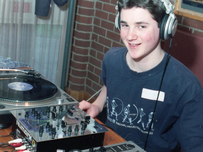 On the decks, David Hemmings.