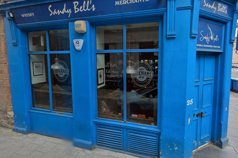 Sandy Bell's is a world renowned folk bar in Edinburgh's Forrest Road. Go to enjoy a cosy space with live Scottish music and a wide variety of Scottish whiskies and cask beer.