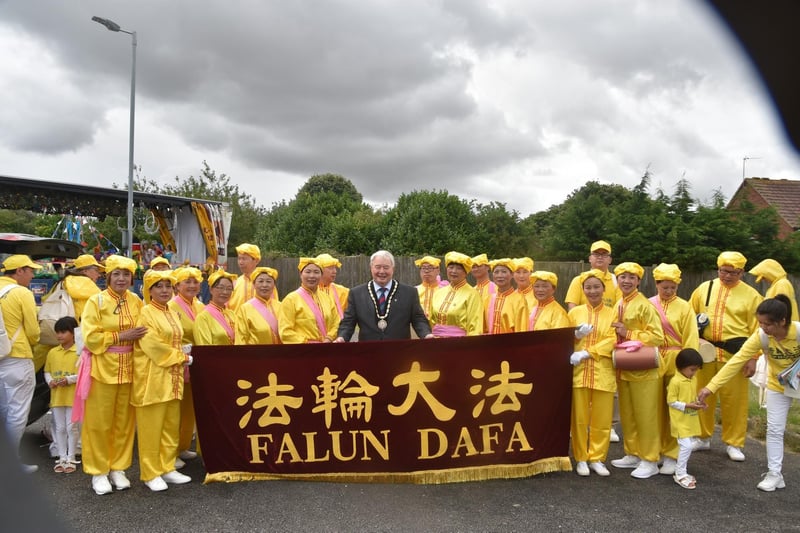 Falun Dafa with Mayor Coun Pete Barry.