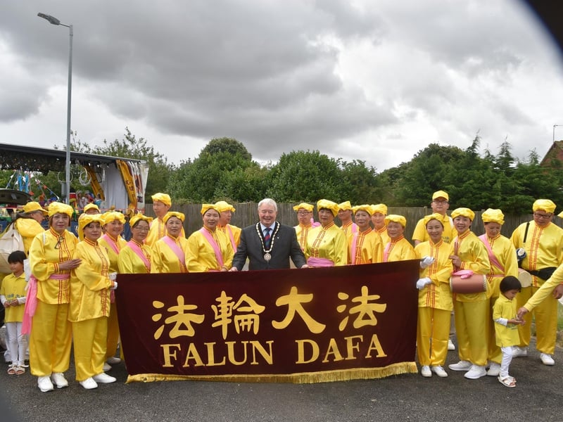 Falun Dafa with Mayor Coun Pete Barry.