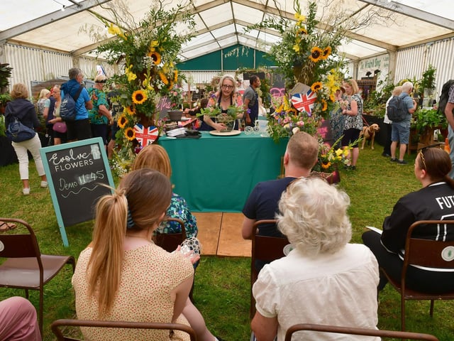 Helen Chambers of Evolve Flowers, demonstration