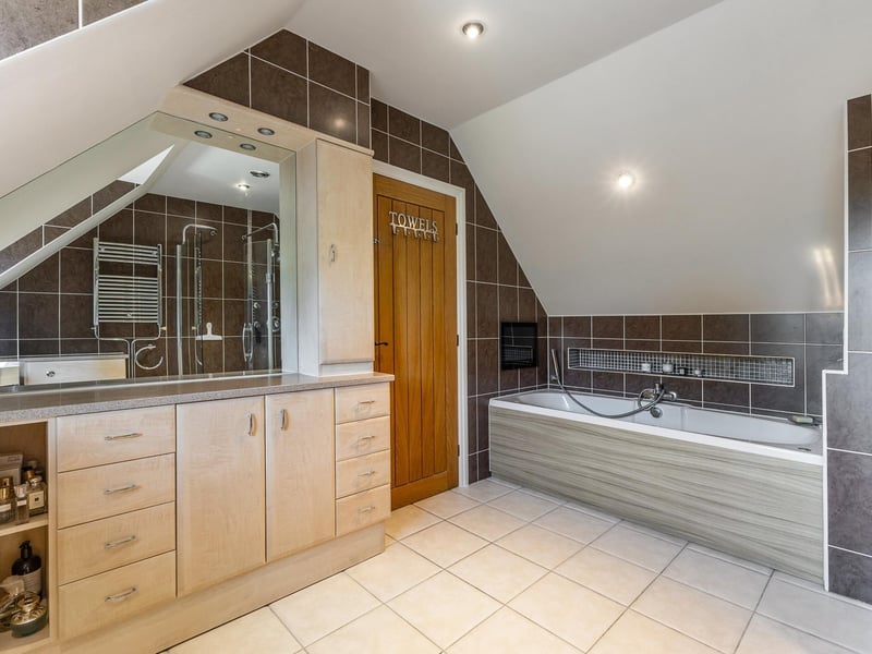 The principal bedroom's en suite.