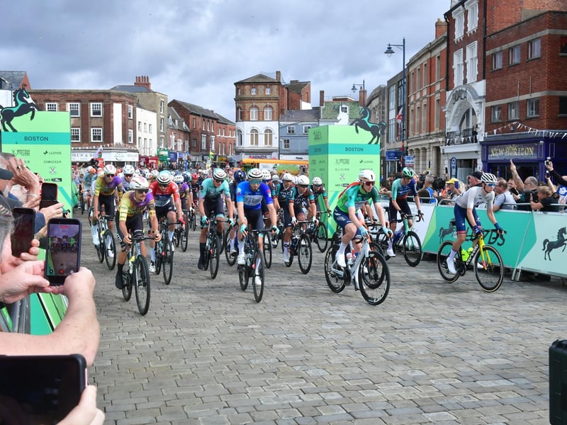 The race gets under way.
