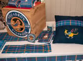 The colours represent the unity of the Commonwealth - purple for Scotland, red for Wales, green for Ireland, white for England and yellow for Australia, with blue
representing the history of the RAF and the RAAF,