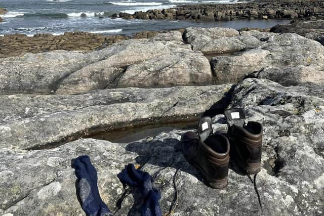 Les bottes bien usées de Chris à Anstruther près de Fife, en Écosse,