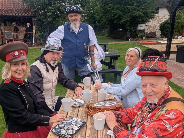 More time with the Alice Steampunks at the Unbirthday table