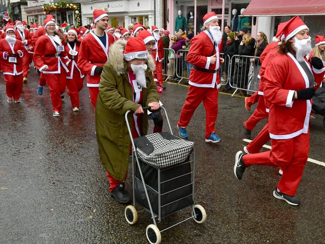 This runner fancied doing a bit of shopping on the way round the course!