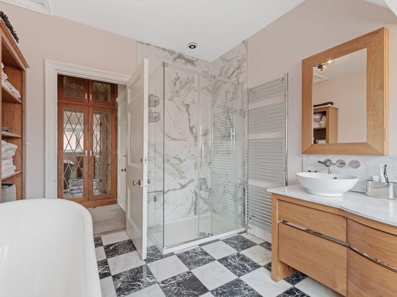 Another angle on the en suite.