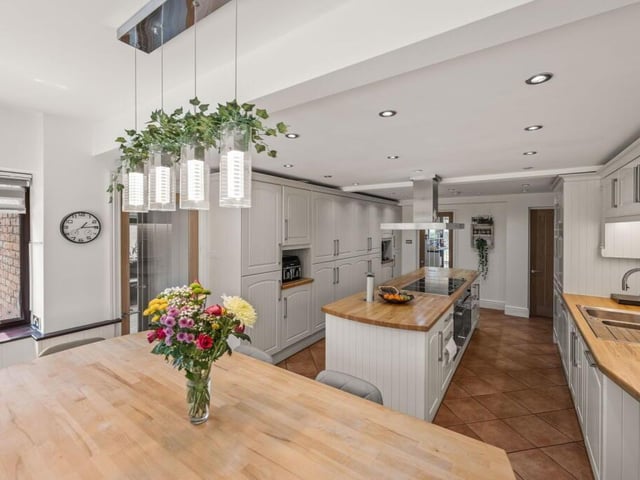 Another angle on the breakfast kitchen.