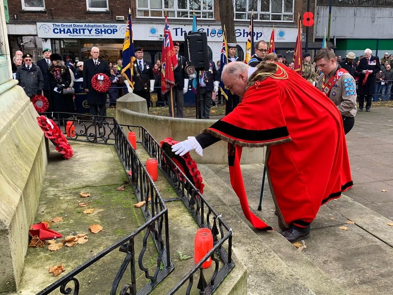 The Mayor places the wreath.