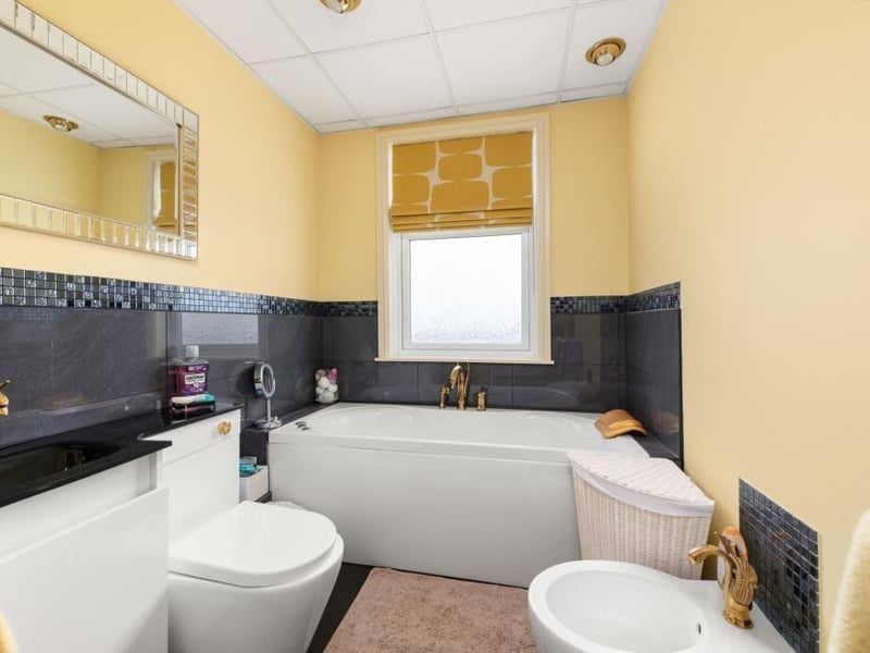 ... and its en suite bathroom.