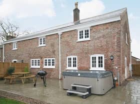 Chestnut Cottages, Wainleet St Mary.
