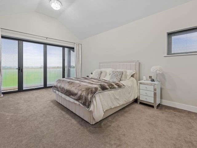 The principal bedroom and its balcony ...