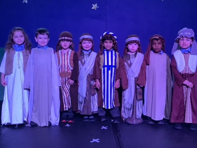 William Alvey School reception children enjoyed performing Baarmy Bethlehem supported by their Year 5 buddies.