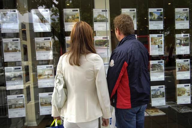 File photo dated 02/09/08 of a couple standing outside an estate agent's window. The number of people taking their first step on to the property ladder with a mortgage last year is estimated to have topped 400,000 for the first time since 2006. Issue date: Tuesday January 4, 2022.