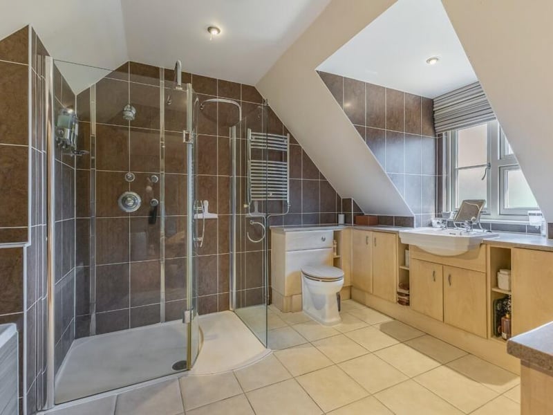 Another angle on the en suite.