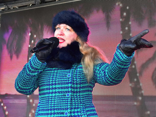 Singer Alison Jay entertainling the crowds at the Wainfleet Christmas market.