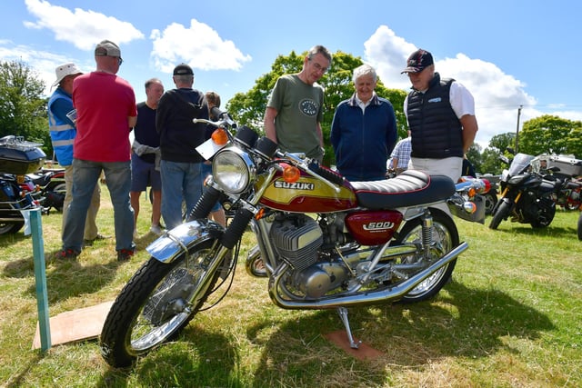 L-R Colin ewitt of Welby talking about his 1975 Suzuki T500 with Tery Dennis and Mick Burrill