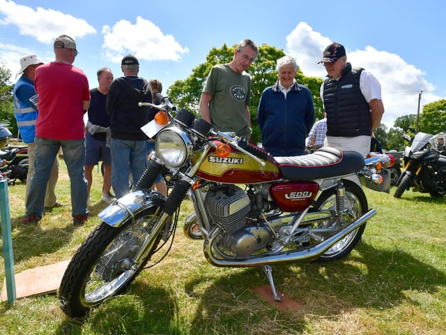 L-R Colin ewitt of Welby talking about his 1975 Suzuki T500 with Tery Dennis and Mick Burrill