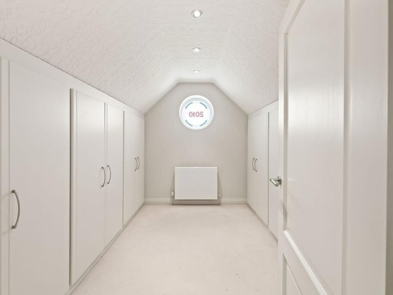 The principal bedroom's dressing room.