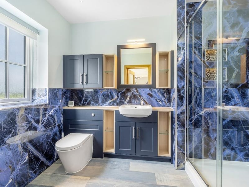 The room's en suite facilities.