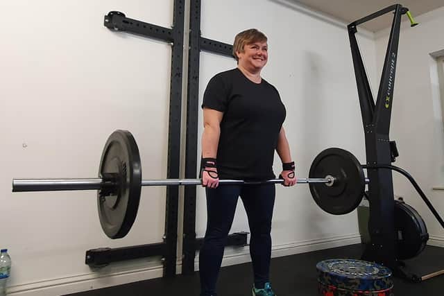 Sam Smith taking her turn on the deadlift.