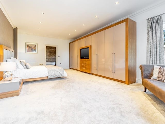 The principal bedroom.