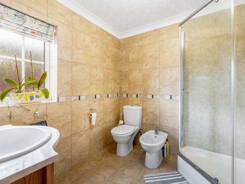 The en suite.