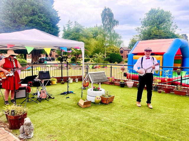 HC-One’s Elmwood House Care Home’s garden hosting event
