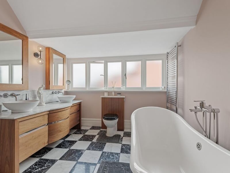 The principal bedroom's en suite.