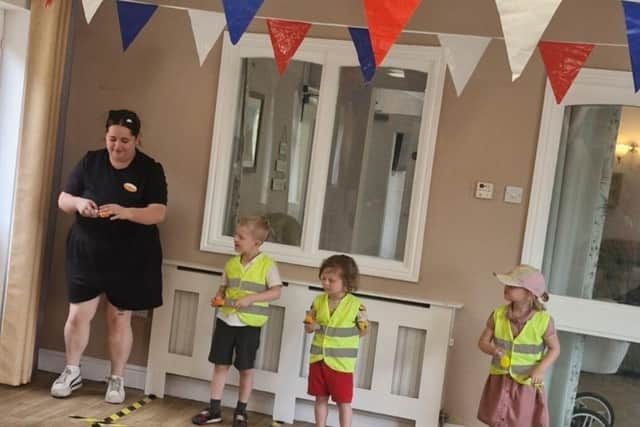 The children get ready to race