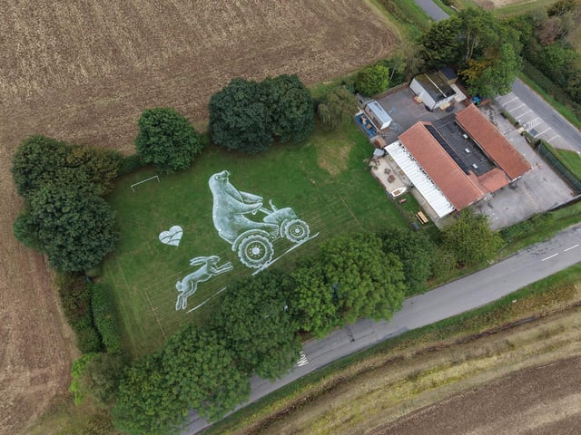 A celebration of Lincolnshire’s vibrant agricultural heritage as the breadbasket of England. It also references the seal colony at Donna Nook and the large population of hares in the Wolds. Location: Utterby Primary School, Lift Utterby, Utterby, Louth, LN11 0TN.