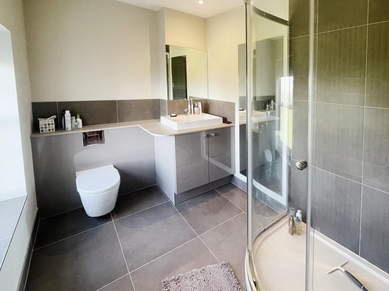 The en suite.