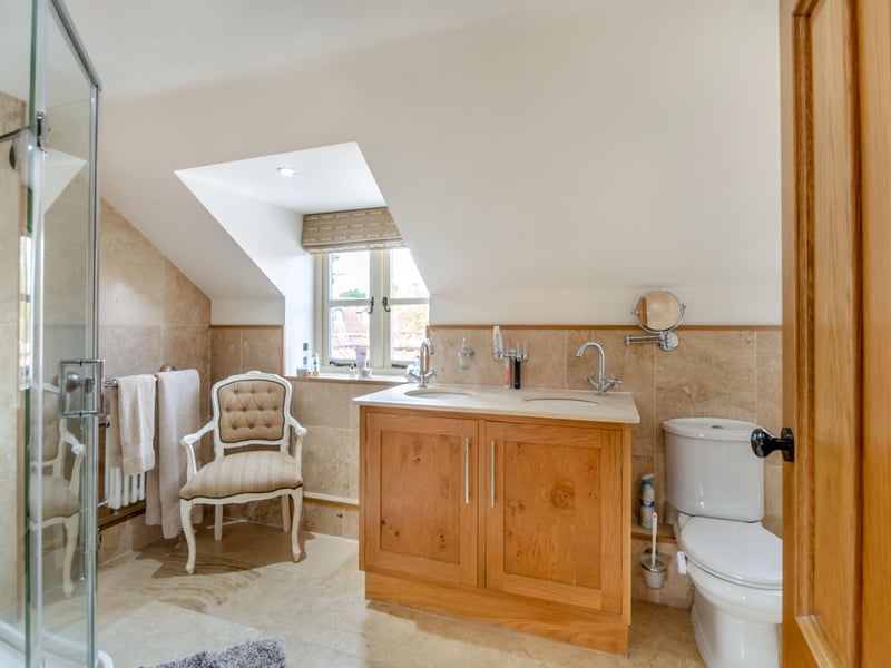 The principal bedroom's en suite.
