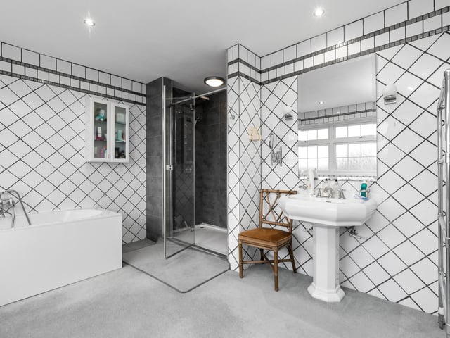 Another angle on the bathroom.