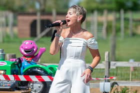 Singer Sharna entertains at Wolds Wildlife Park.