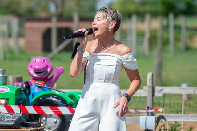 Singer Sharna entertains at Wolds Wildlife Park.