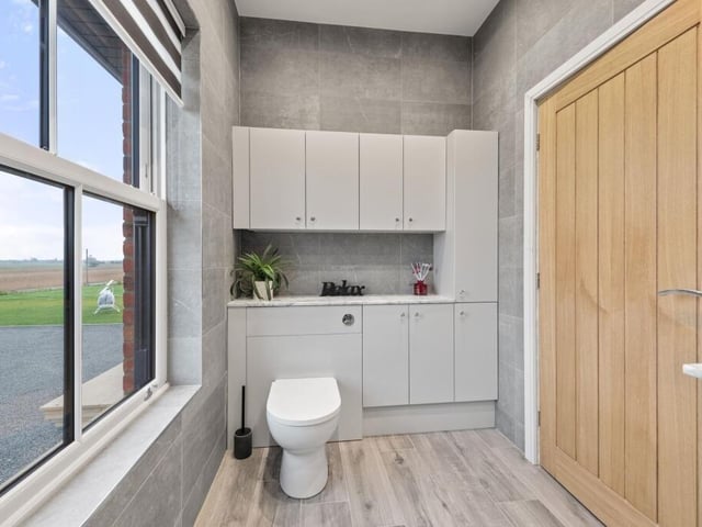 Another angle on the en suite.