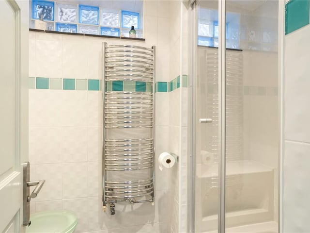 En suite facilities off bedroom three.