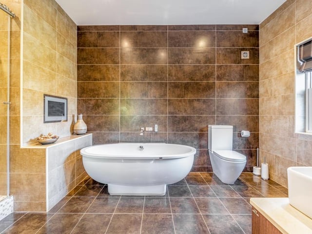 The principal bedroom en suite.