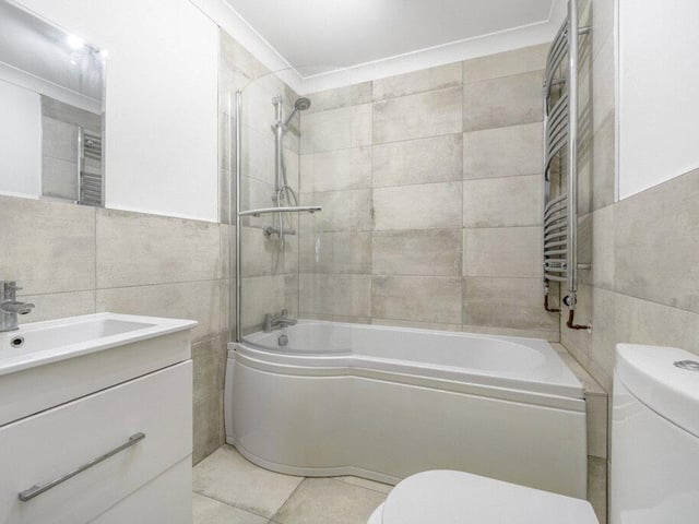 Another example of en suite facilities.