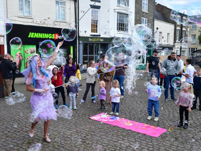 Joanna Bragg of Quirky Cirque entertaining children with bubbles.