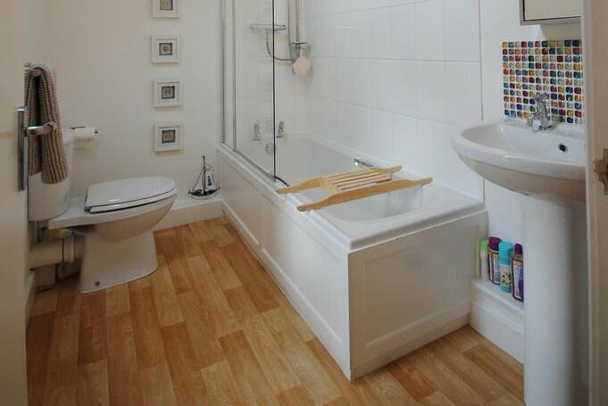 The en suite bathroom.