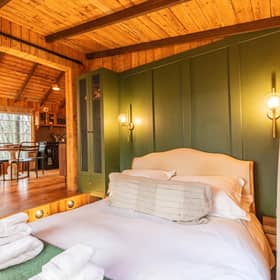 The Poppy is a luxurious yet charminly rustic treehouse set in the thousand-acre countryside of Fullerton Farm.