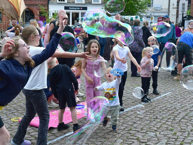 Joanna Bragg of Quirky Cirque entertaining children with bubbles.
