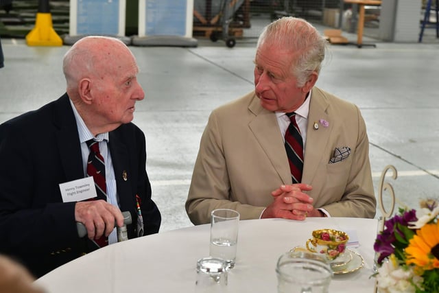 HIs Majesty the King enjoys tea and cake with veterans.