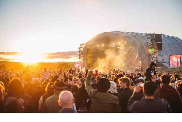 Yesterday, again due to the strong winds today, all main stage sets ran slightly later than planned.
