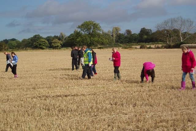 Fieldwalking volunteers getting to know more about Lincolnshires historic landscapes.