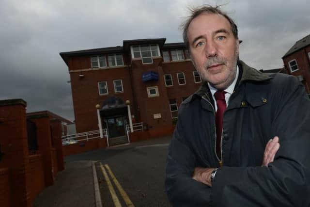 Paddy Tipping campaigning to re-open the custody suite at Worksop Police Station  (w121108-7b)
