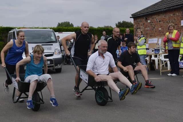 Belton Barrow Race, competitors leave the start